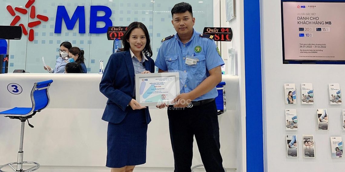 Khen thưởng và tuyên dương những nhân viên bảo vệ xuất sắc