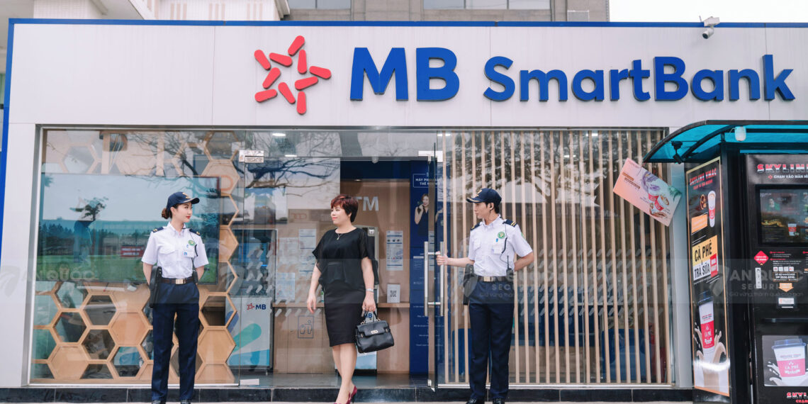 Nhân viên bảo vệ – Lá chắn ngăn chặn các vụ cướp ngân hàng từ vòng ngoài